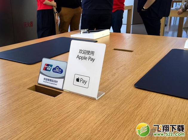 Apple Pay通过银联闪付实现 所以标识通常会放在一起