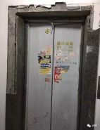 大妈用杯子档电梯门 不料电梯竟然爆炸