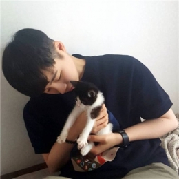 男生抱猫头像2019高清图片 男生头像帅气阳光抱猫图片集2019最新