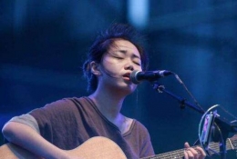 花粥歌曲《何苦来哉》在线试听及歌词MV视频