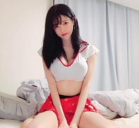 韩国美女主播阿英 靠身材赚辆保时捷