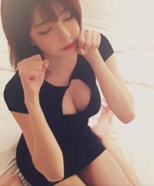 韩国美女主播阿英 靠身材赚辆保时捷