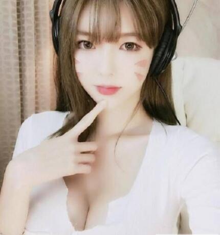 韩国美女主播阿英 靠身材赚辆保时捷