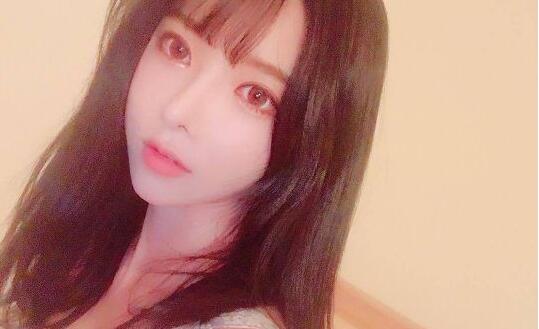 韩国美女主播阿英 靠身材赚辆保时捷