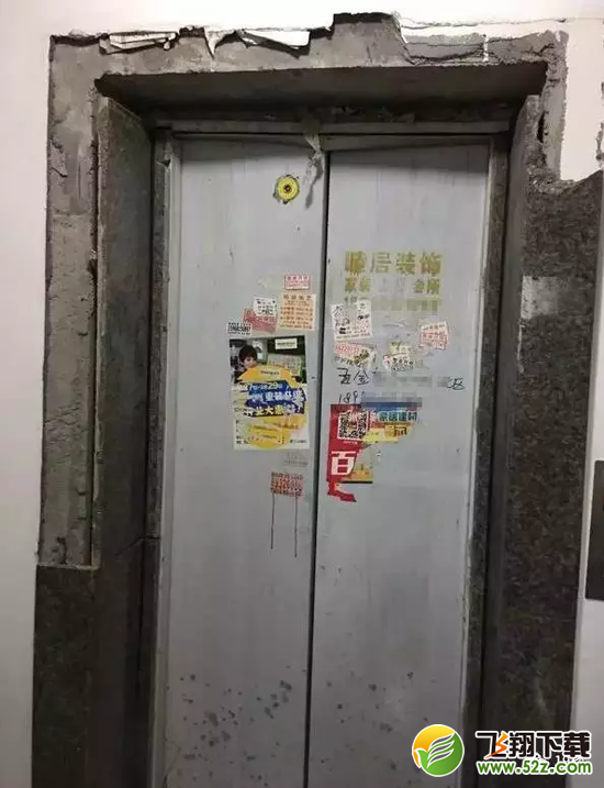 大妈用杯子档电梯门 不料电梯竟然爆炸