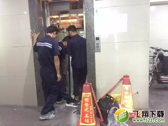 大妈用杯子档电梯门 不料电梯竟然爆炸