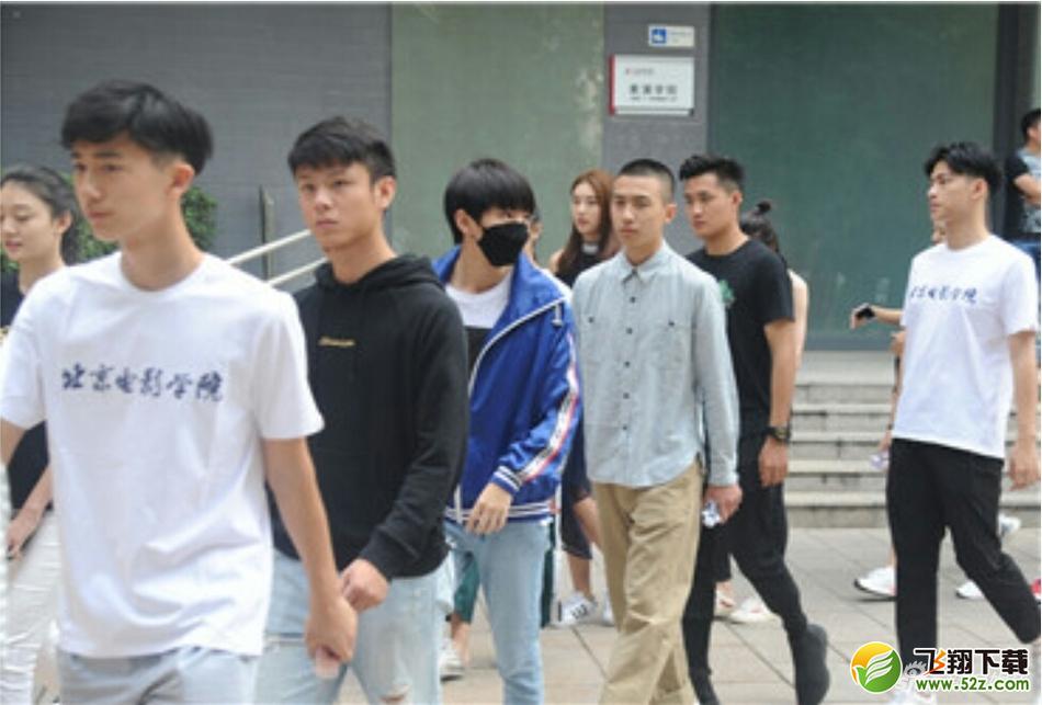 王俊凯低调现身开学典礼 一身黑衣排队十分低调