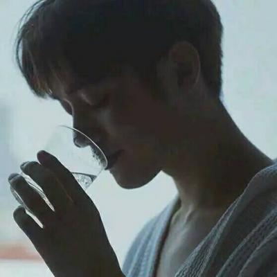 2018qq头像男生颓废伤感高清头像_内心伤感孤独男生头像高清图片